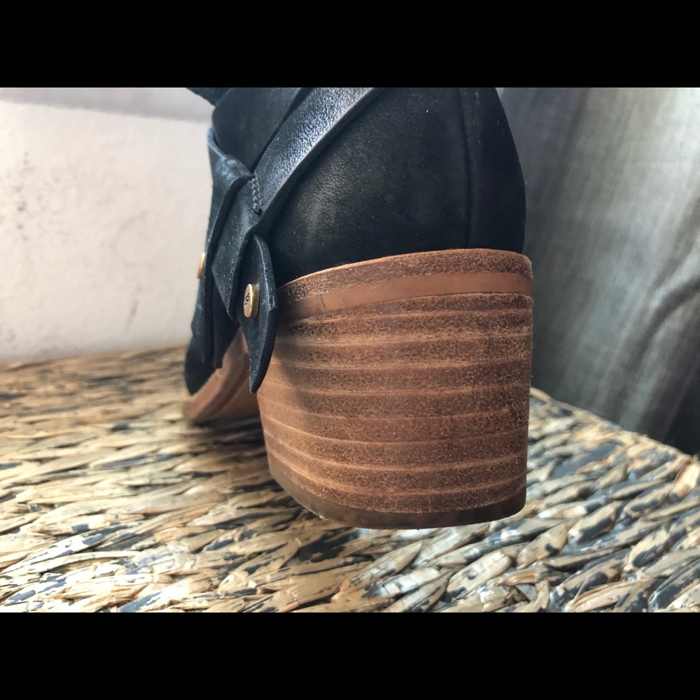 UGGS Booties Size 6 **Leather